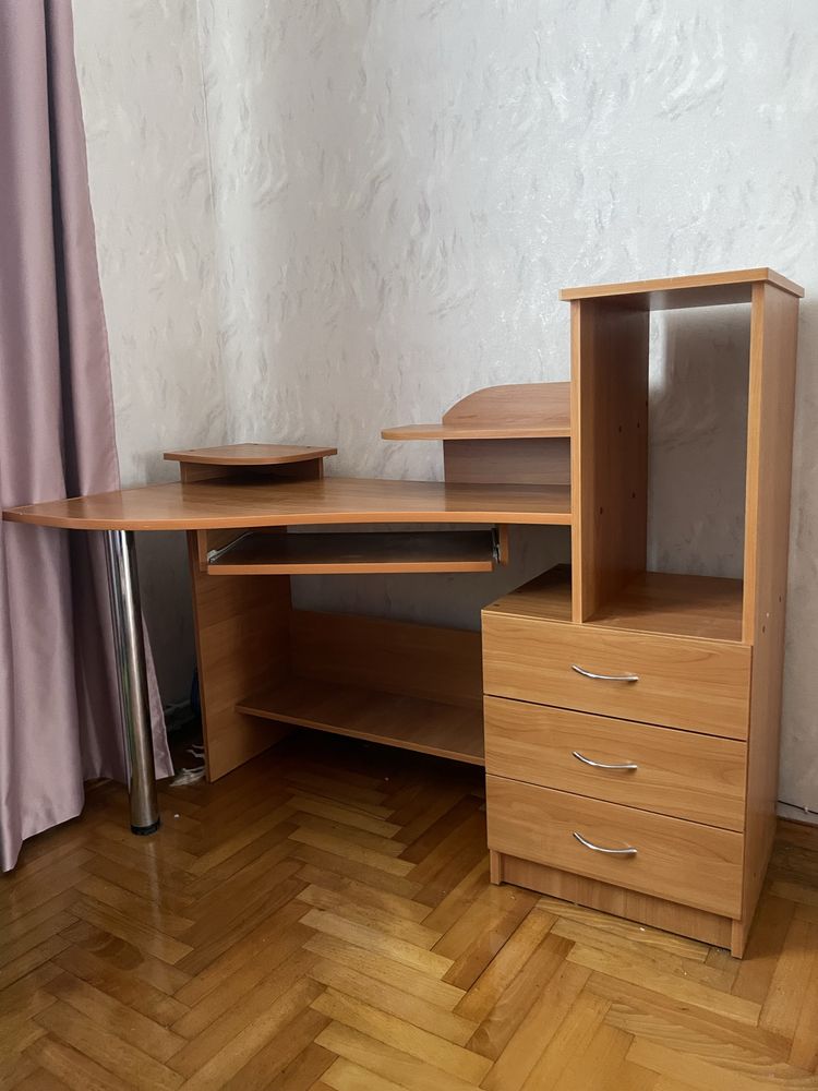 Компʼютерний стіл