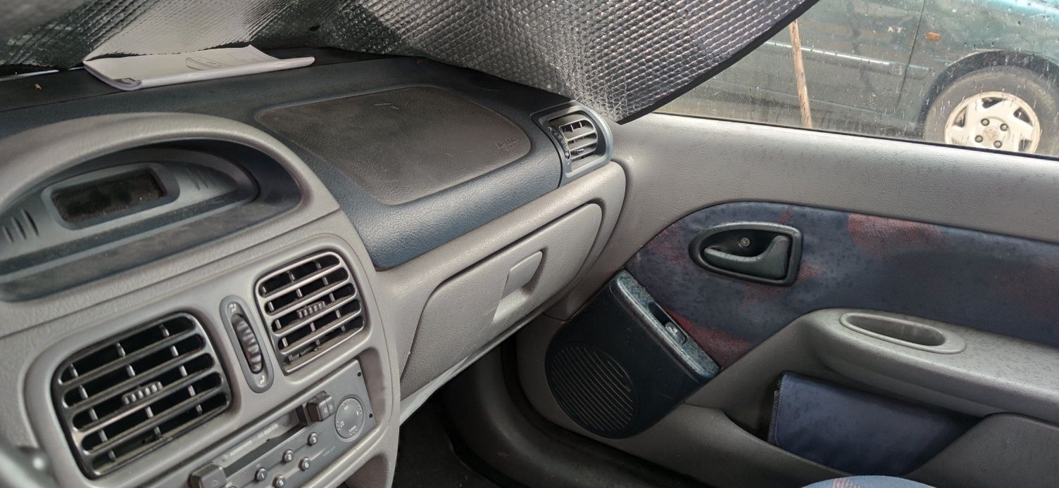 Renault Clio 1.9D com avaria
