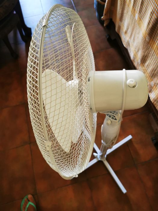 Ventoinha branca com pé