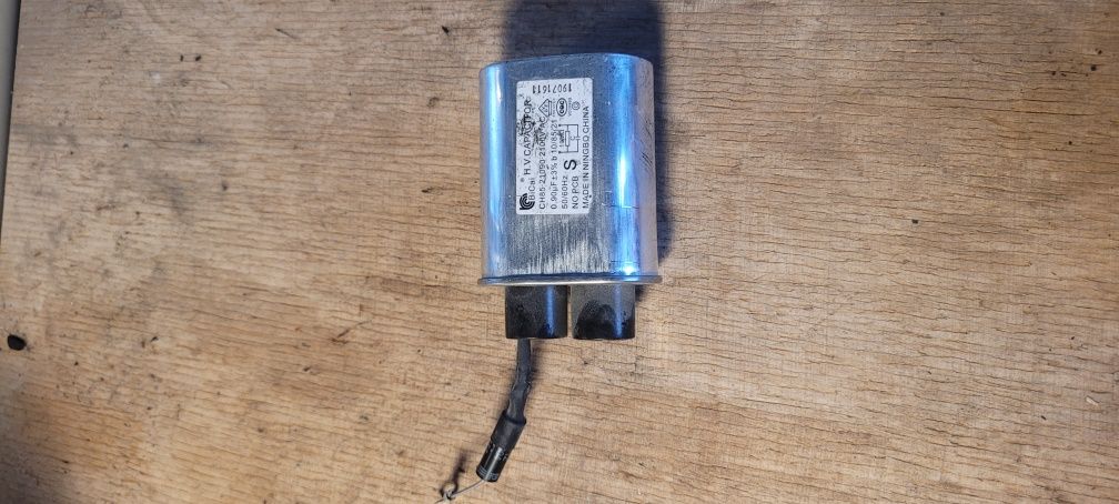 Używany kondensator z kuchenki mikrofalowej  H.V.CAPACITOR CH85 
CH85-
