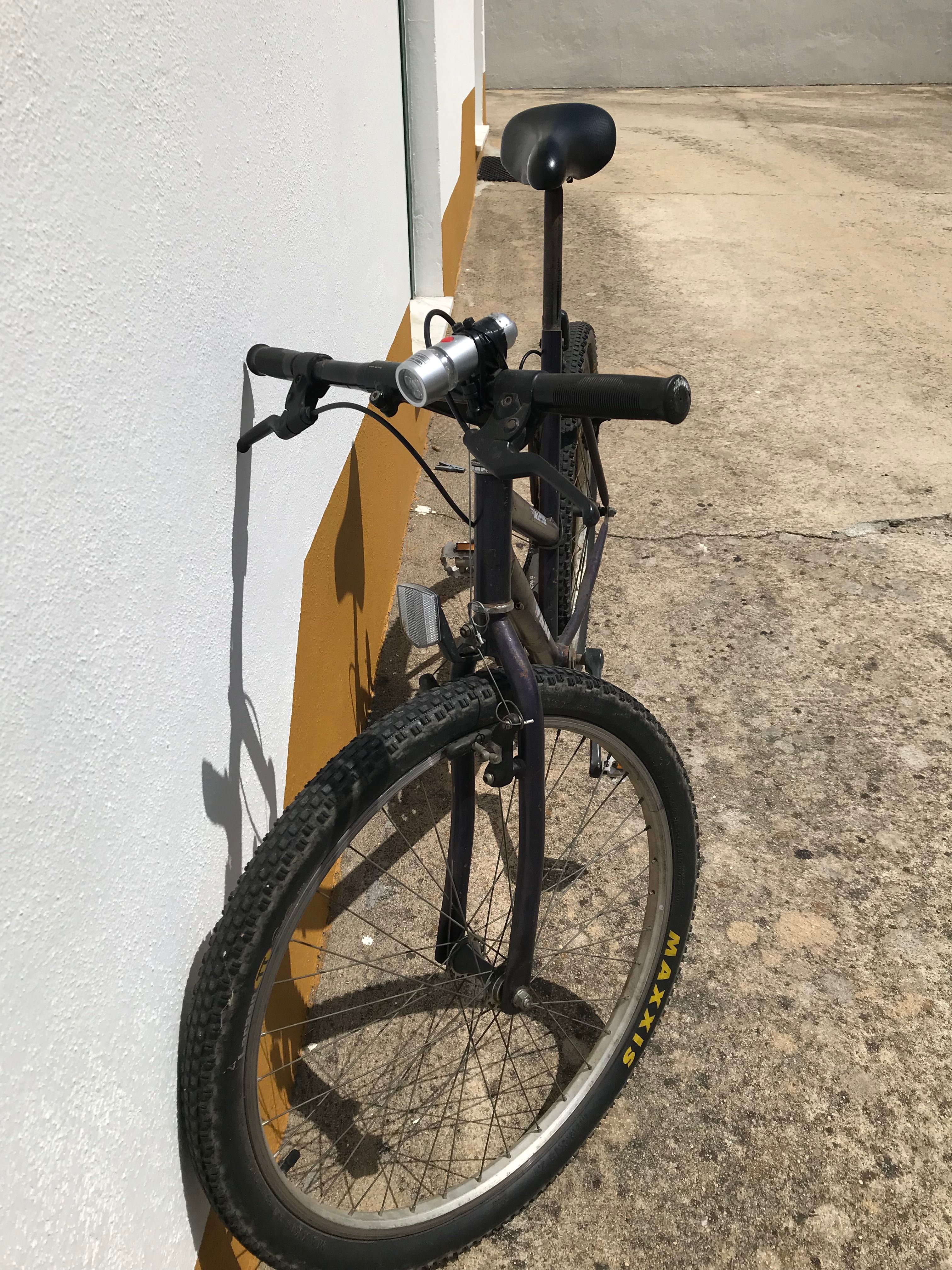 Bicicleta para desocupar. Não tem mudanças.