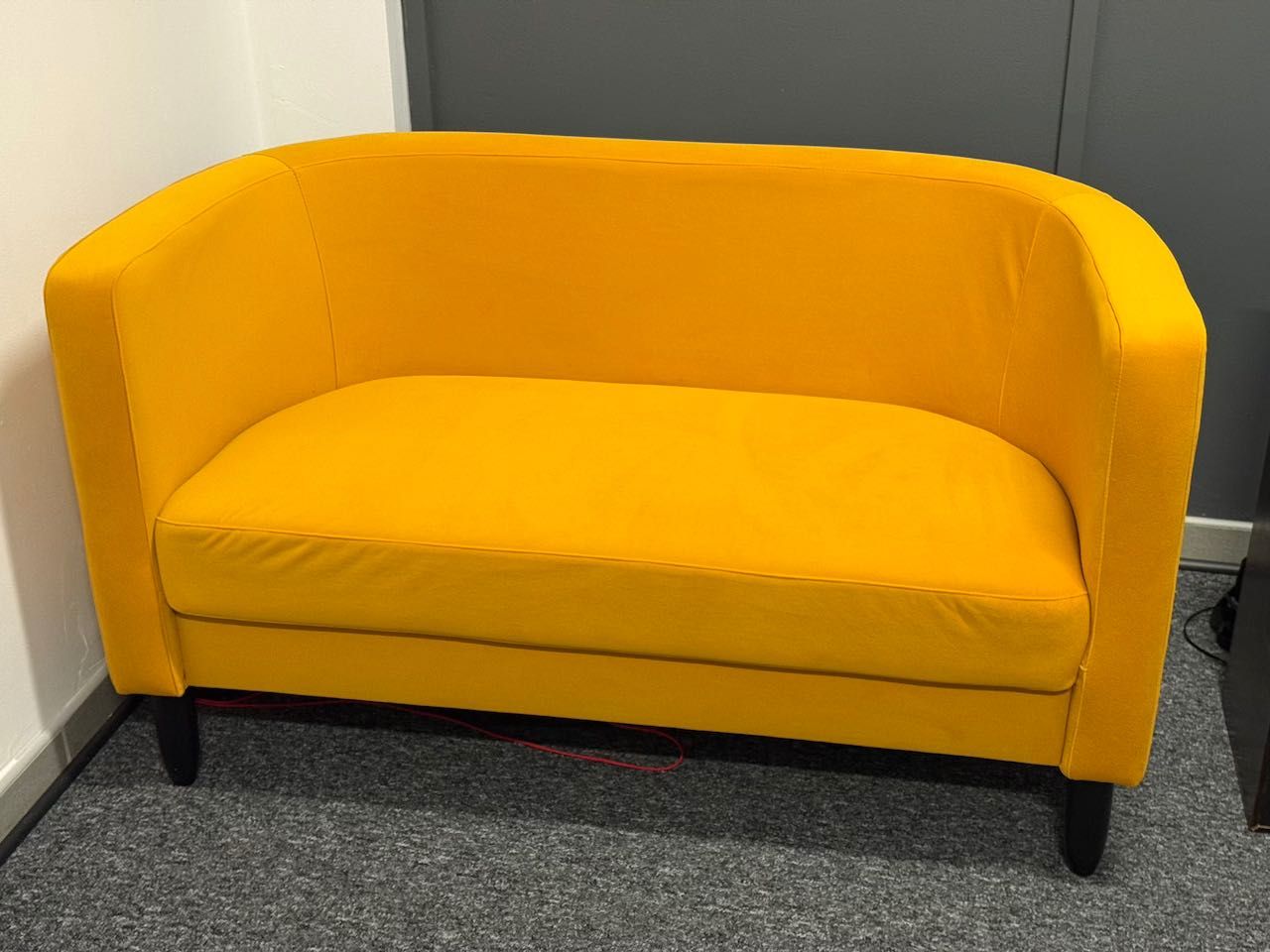 Żółta Sofa 140x71x62 cm - materiał hydrofobowy satyna