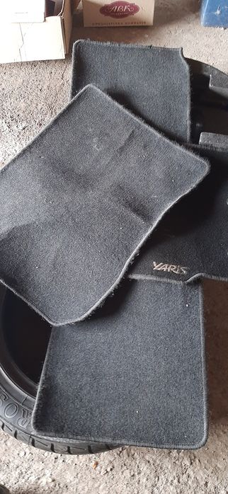 Килимки в салон Toyota Yaris орігінал