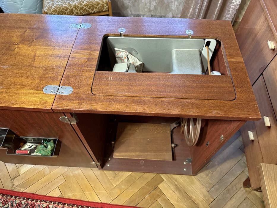 Швейна машинка Подольск 142 з тумбою — повністю робоча