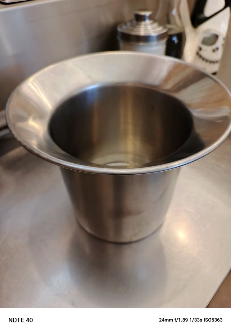 Stalowe wiaderko -cylinder do serwowania szampana