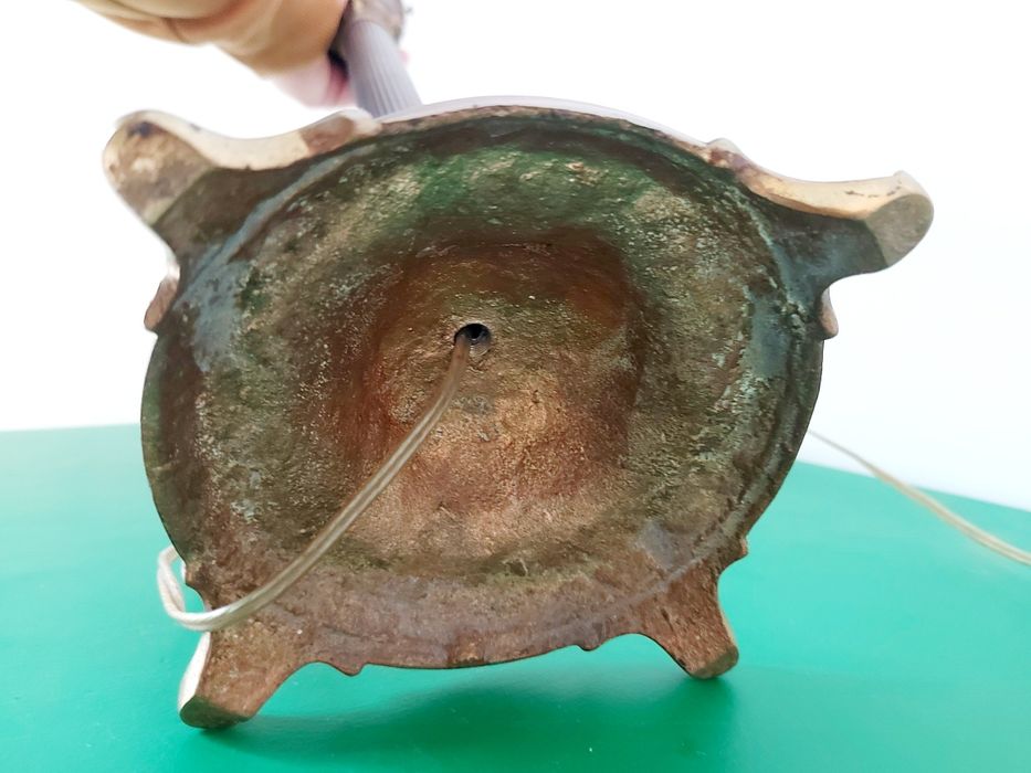Enorme par de candeeiros de mesa em bronze com copo em vidro opalino.