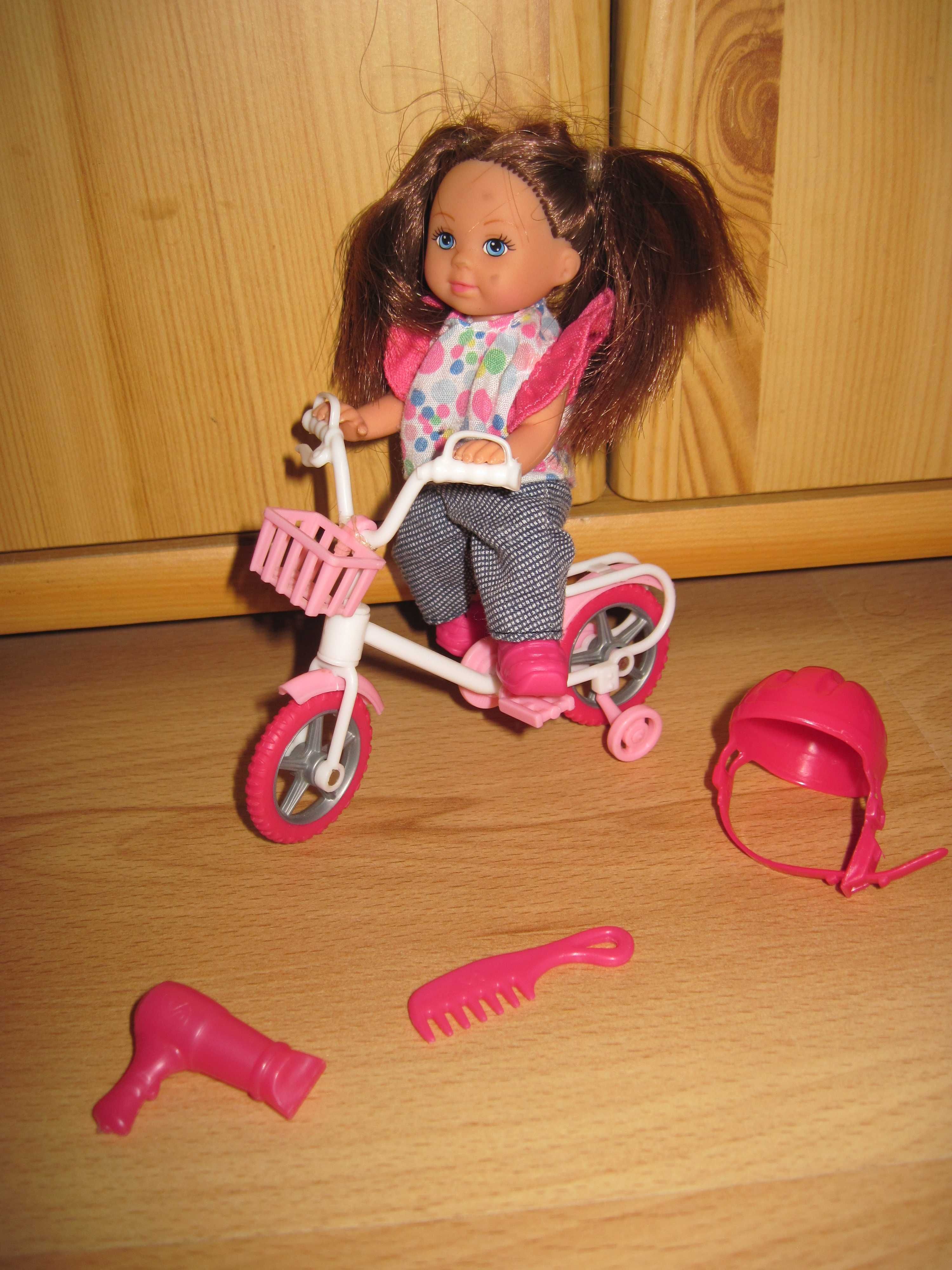 Laleczka Evi na rowerze z akcesoriami