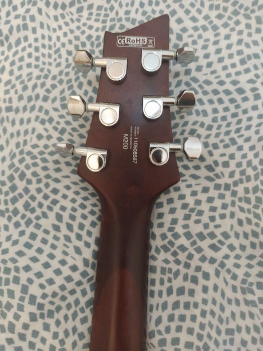 Guitarra Cort M200 com estojo e amplificador