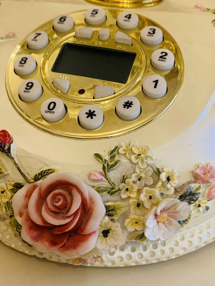 Гламурный телефон под старину с лепными цветами для дизайна квартиры