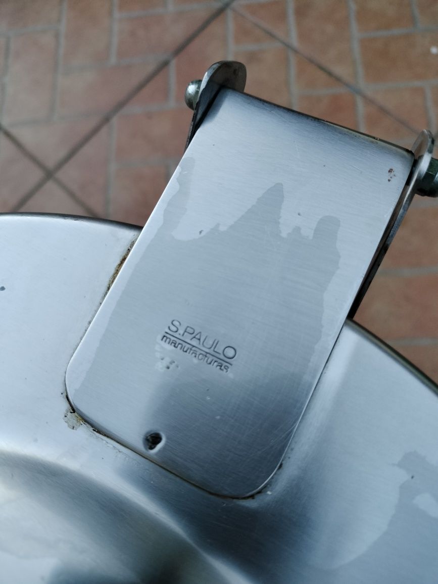 Caixote de lixo em aço inoxidável com tampa acionada por pedal