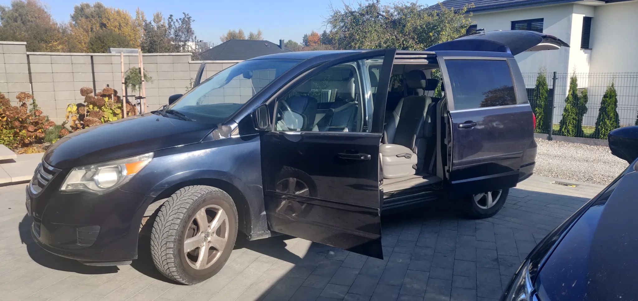 Volkswagen Routan VW Routan(Town & Country model bliźniaczy); automat; 7os.; benzyna+LPG