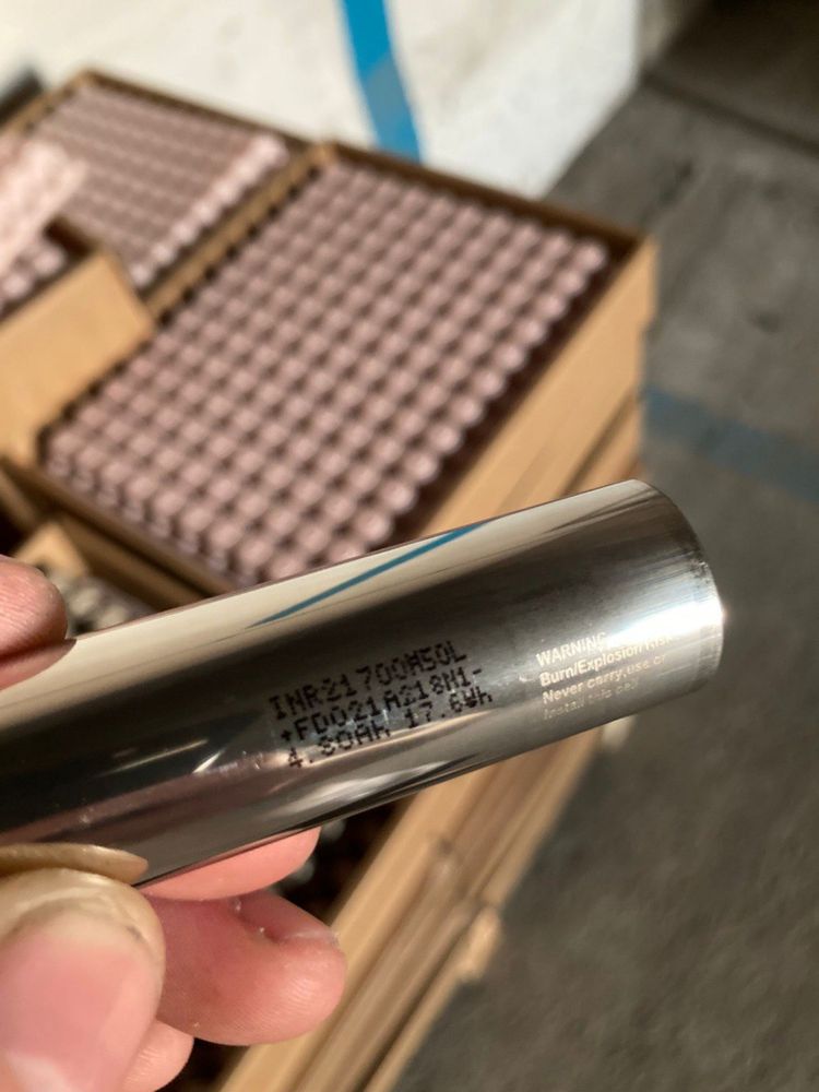 Нові акумуляторні елементи LG M50L 21700 5000mAh 50e 50s Элементы