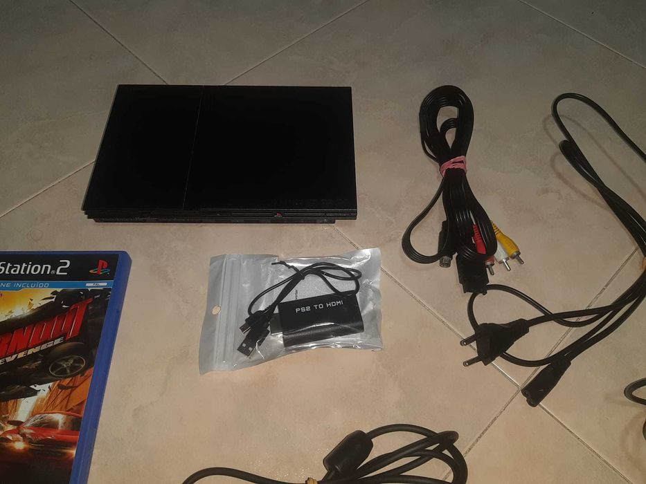 PS2 com 2 comandos e 1 Jogo