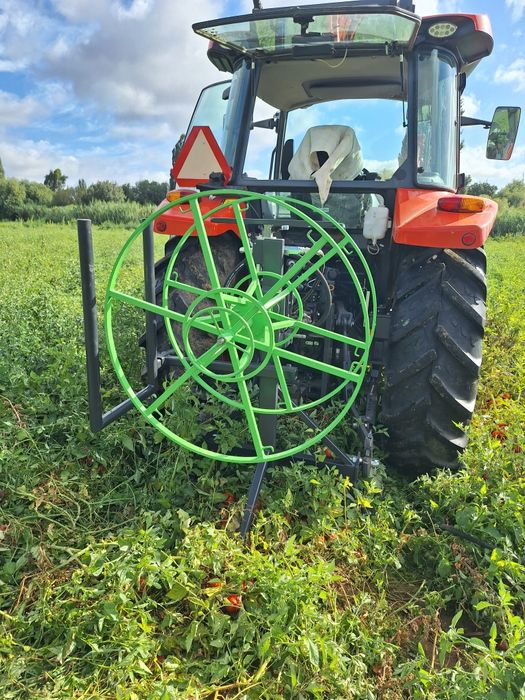 Desenrolador de arame e/ou mangueira de rega.