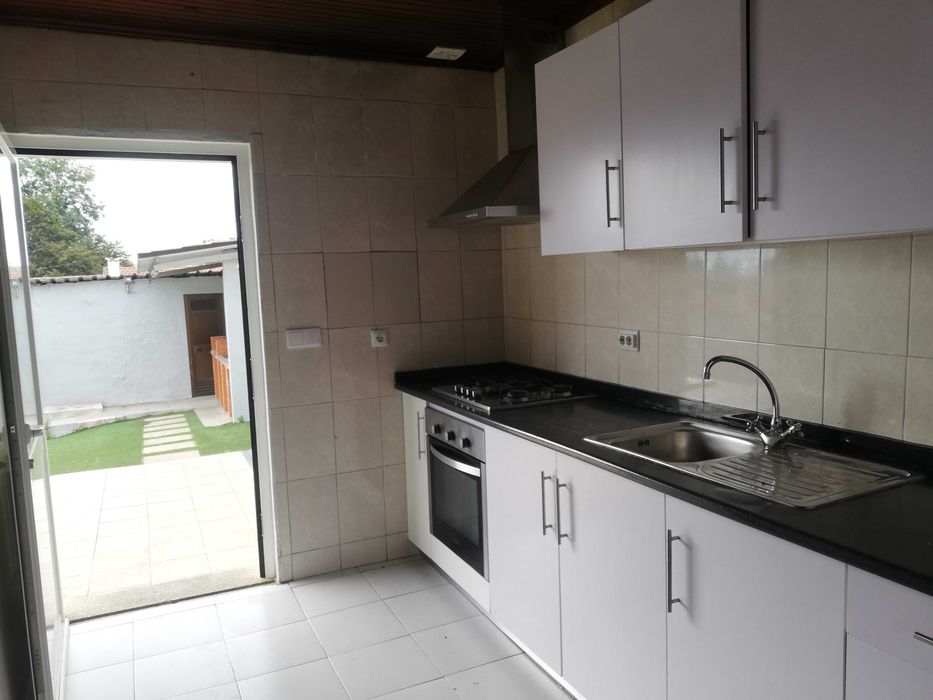 Aluga se moradia com garagem