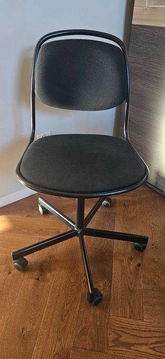 Czarny fotel biurkowy