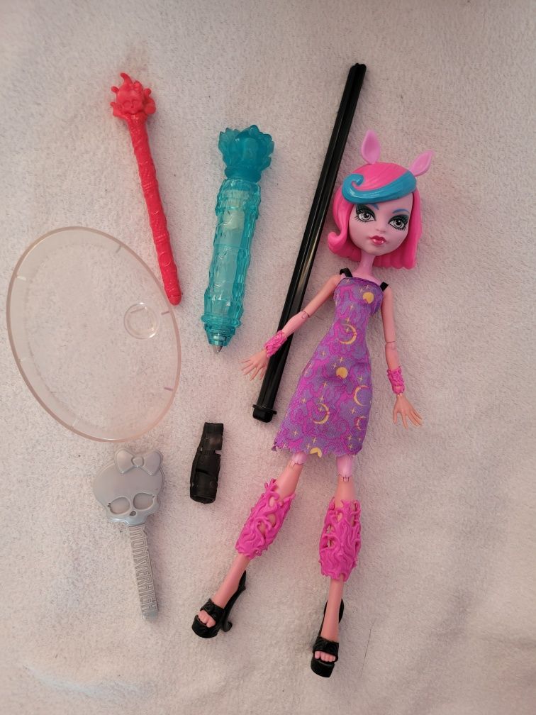 Lalka zmieniająca kolory monster high