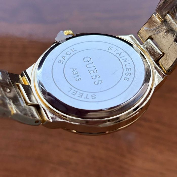 Жіночий годинник на браслеті Guess золотого кольору