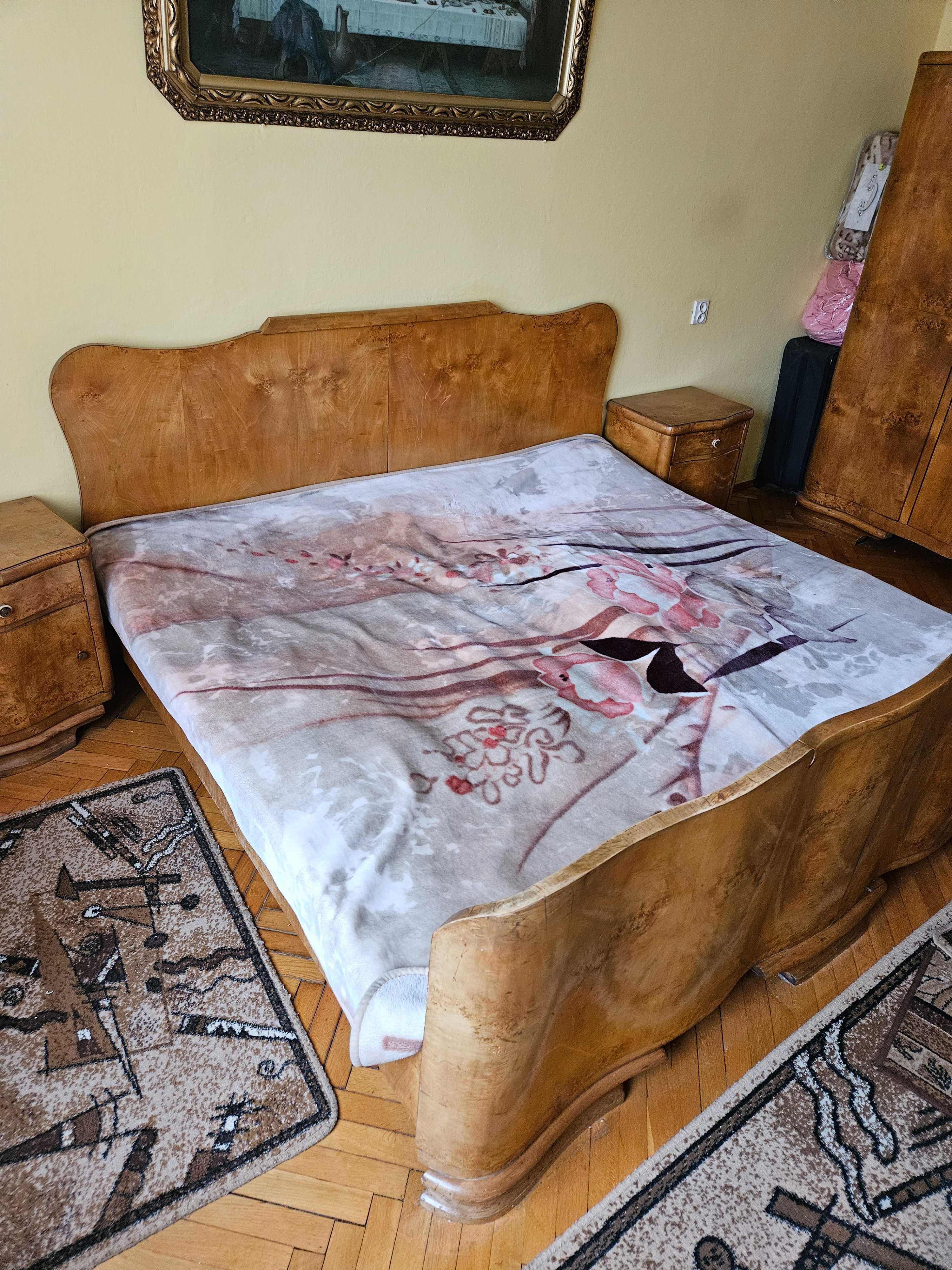 Stare łóżko z litego drewna
