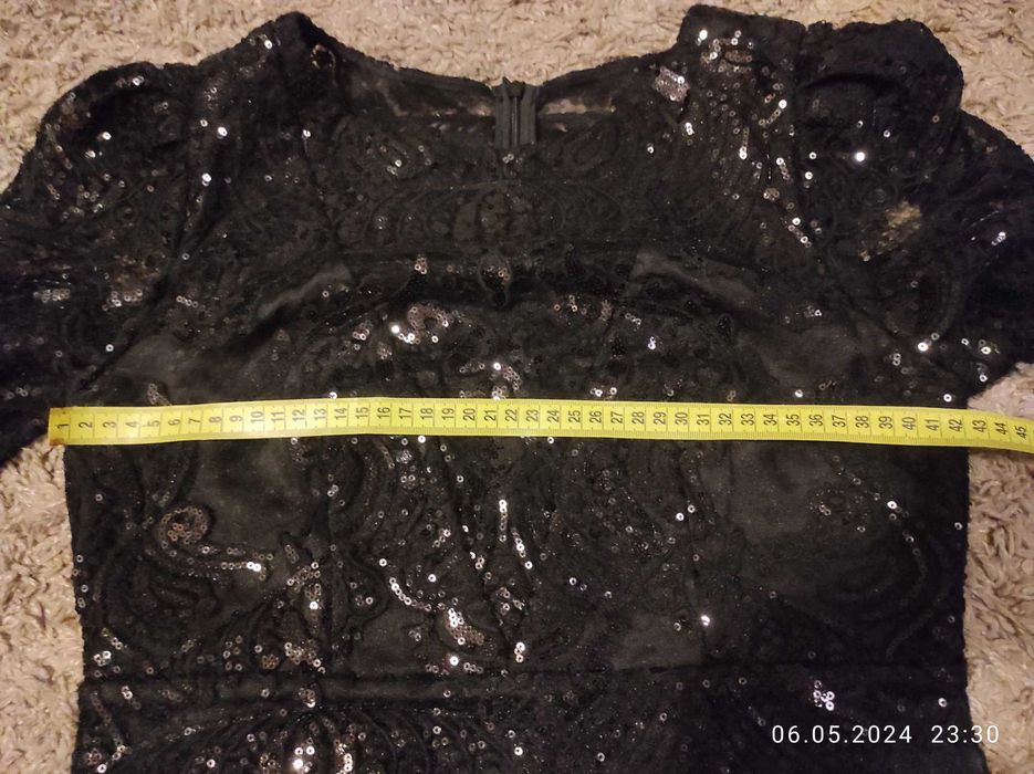 Elegancka błyszcząca mini sukienka z cekinami