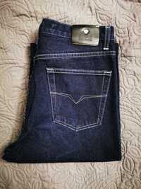 Granatowe jeansy versace.