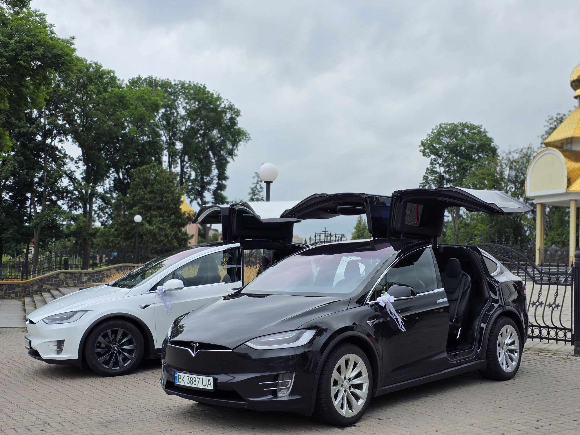 весільний авто кортеж TESLA Model S, X оренда лимузин на весілля BMW M
