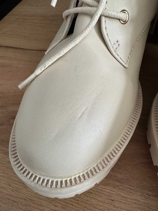 Kremowe buty bikery Bianco z perełkami i potrójną klamrą | r. 39