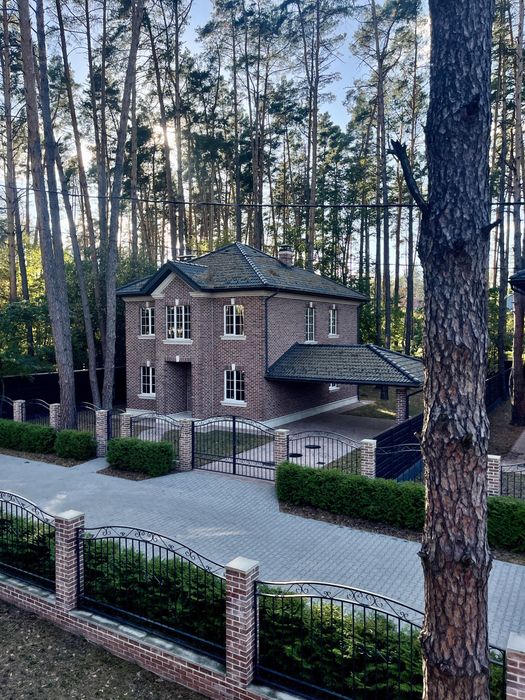 Дом в коттеджном городке в лесной Буче.