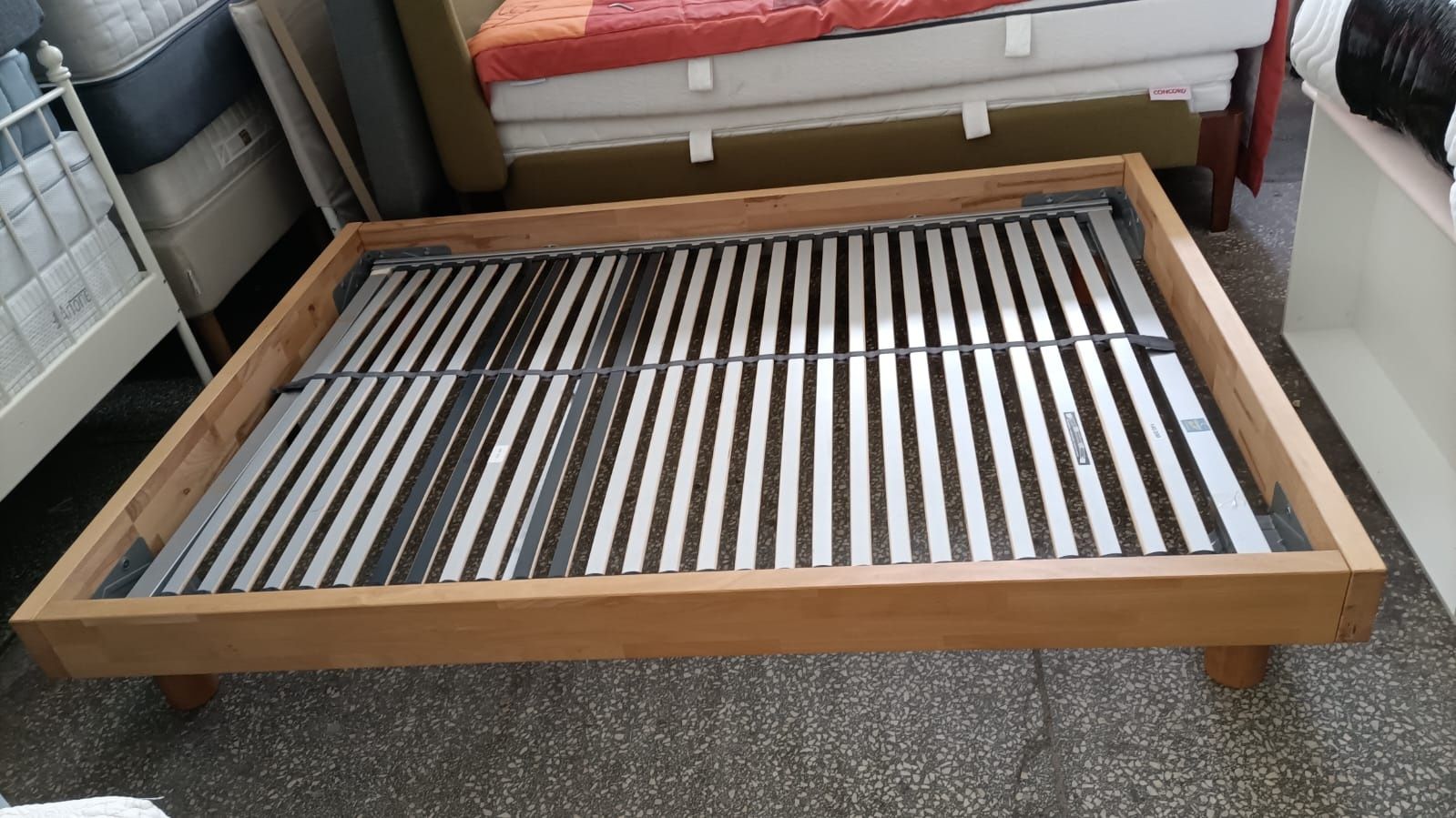 Ładne mocne łóżko drewniane bukowe 140x200 stan super stelaż w całości