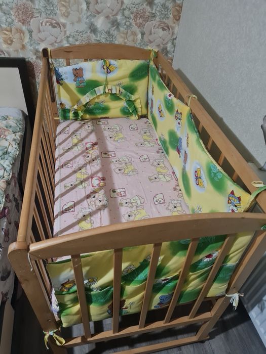 Дитяча кроватка, в гарному стані.