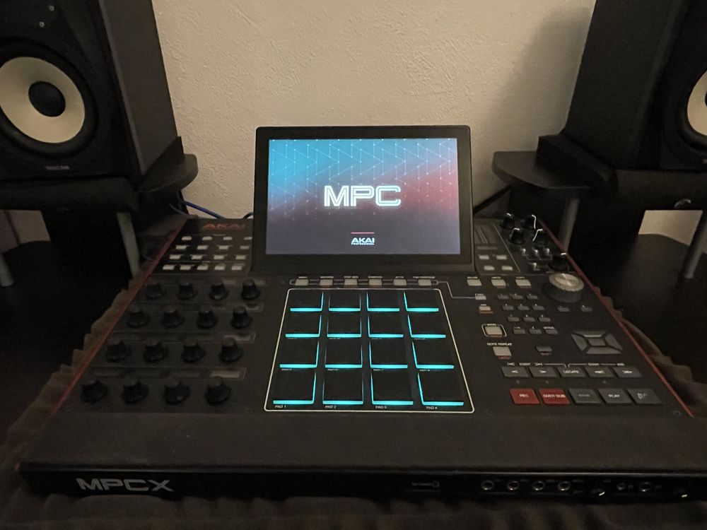 AKAI MPC X + Monitores Tascam + teclado M-Audio