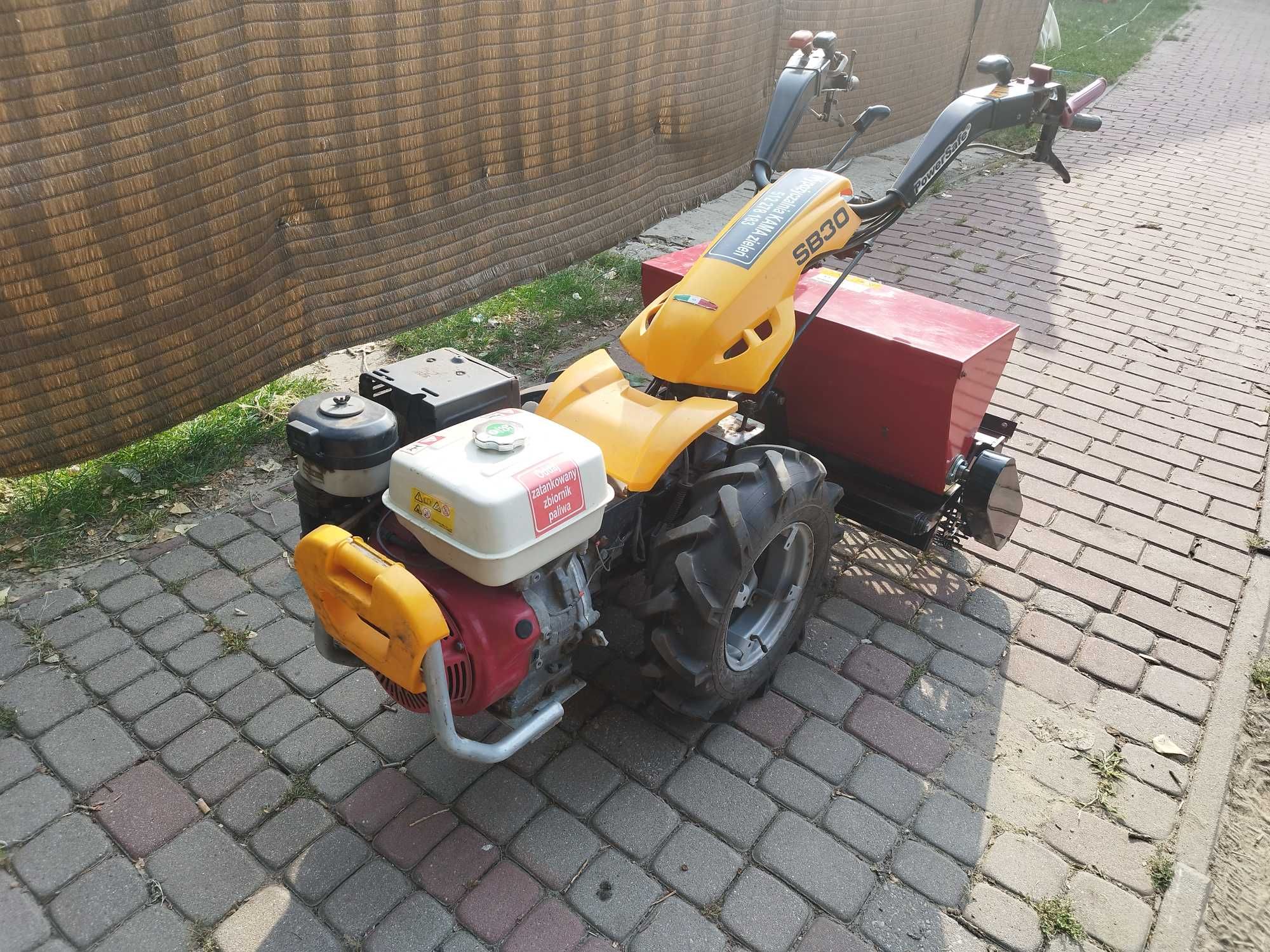 Siewnik z napędem do trawy , siew mechaniczny