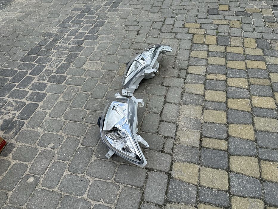 Фара Toyota Hilux 2008-2011