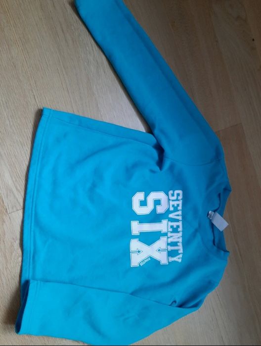 Niebieska bluza sportowa na WF