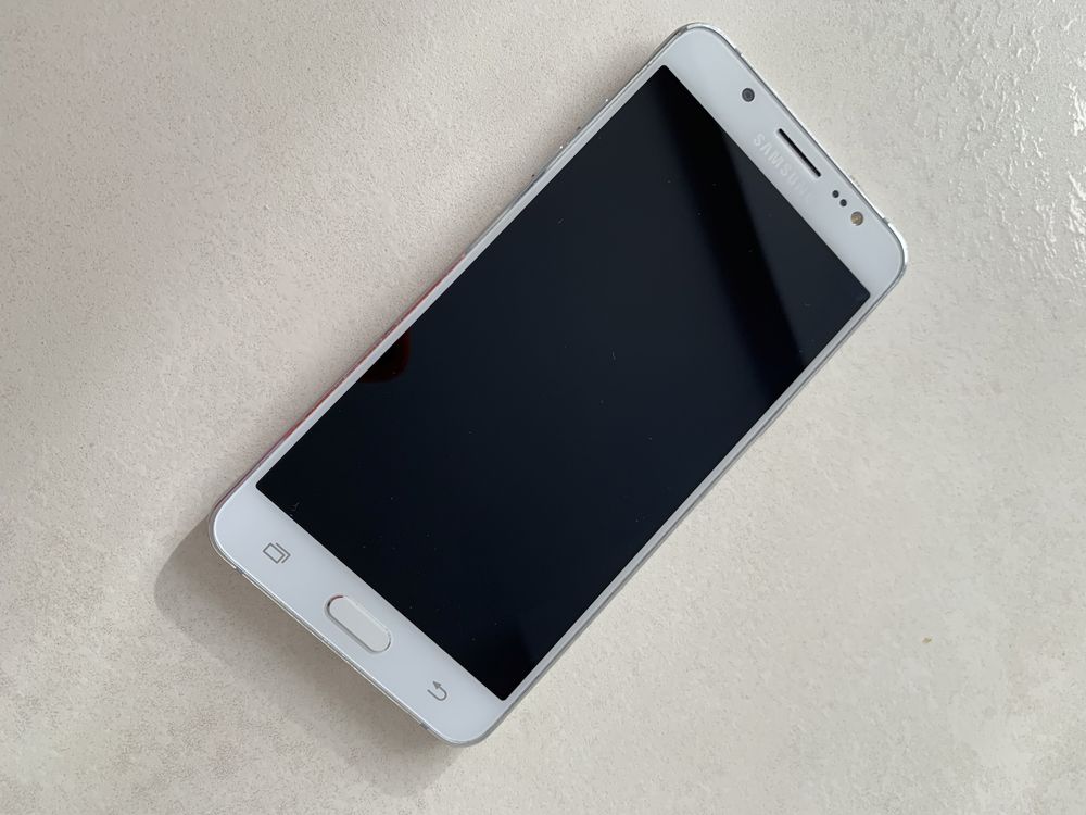Telefon Samsung Galaxy J5 2016 2GB/16GB biały