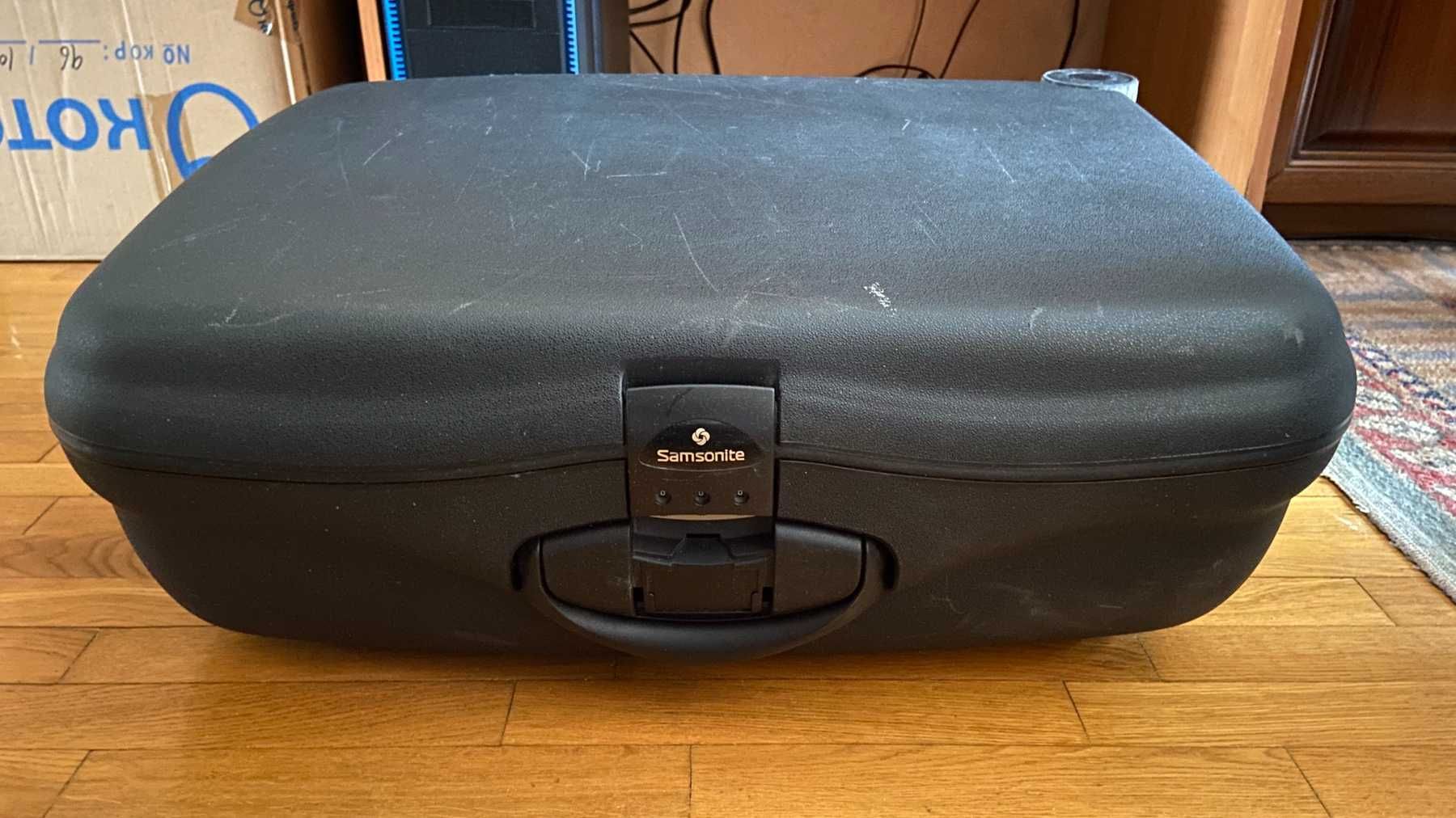 Б/у чемодан валіза на колесах для путешествий пластиковая