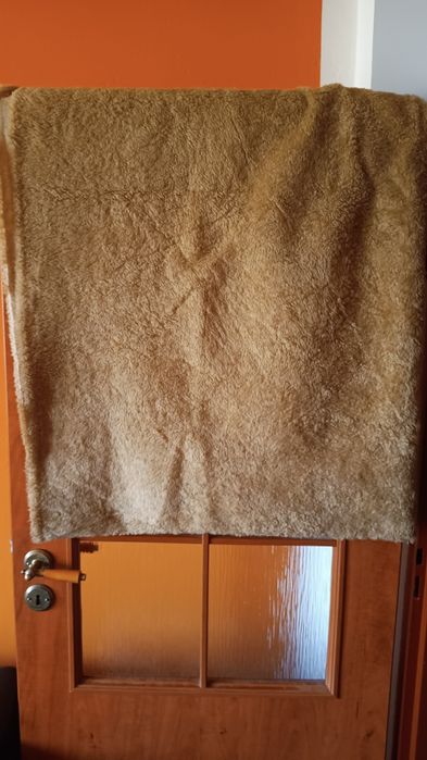 Duża narzuta/lekka kołdra ze sztucznego futerka na osnowie, 250x155 cm