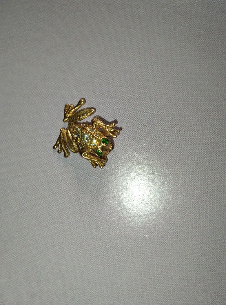 Кулон золотой жабки усыпаный камнями цена 2200 за грамм.