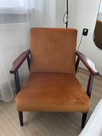 Musztardowy fotel 366 patyczak PRL po renowacji