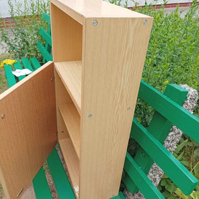 77. Mała szafka z półkami