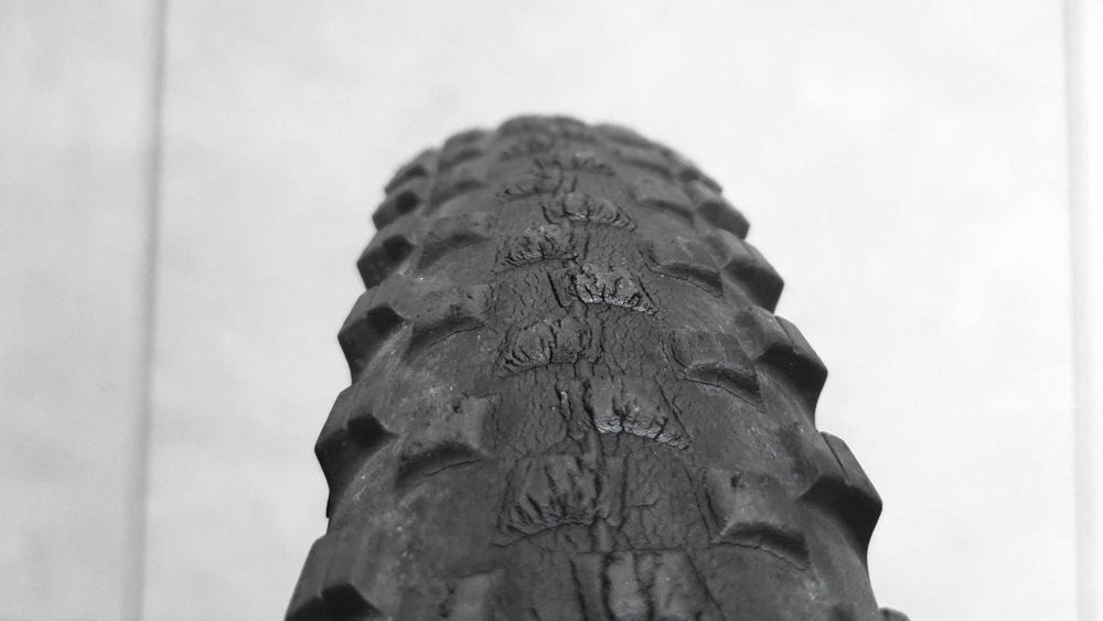 Przednie koło rowerowe z oponą 26x2,0