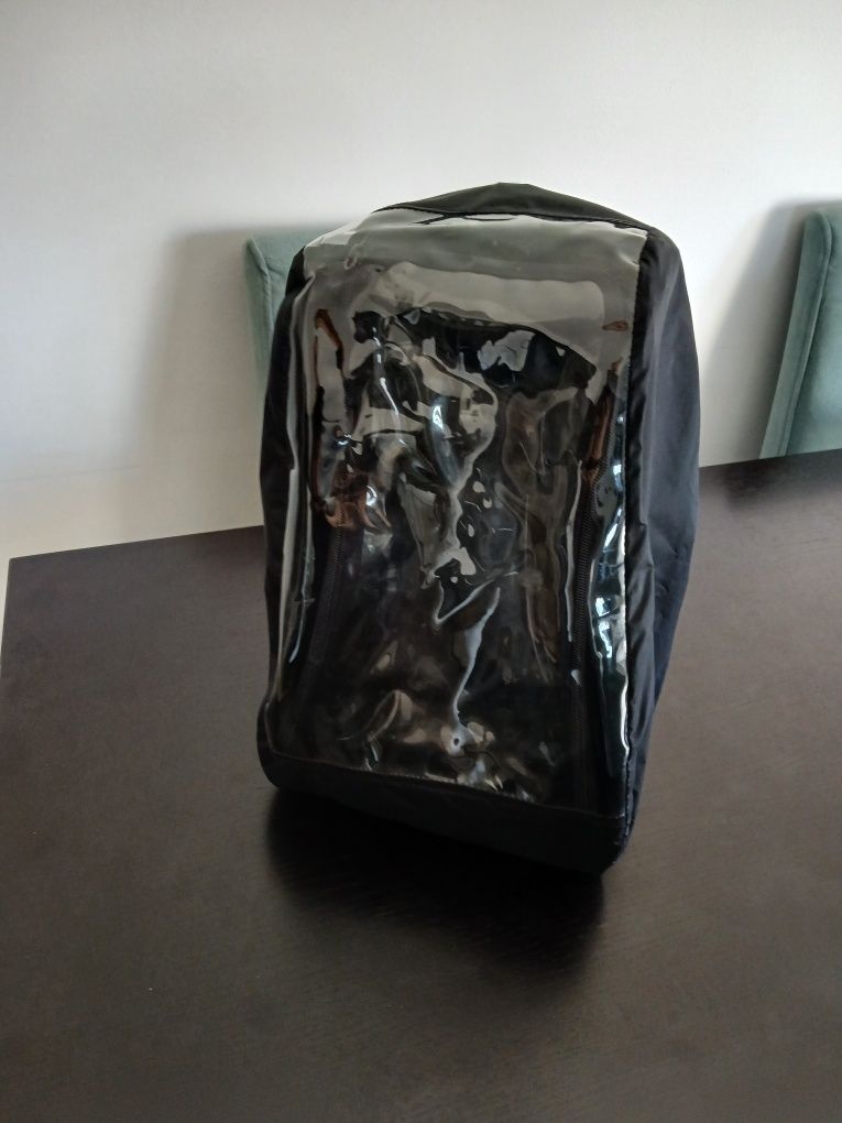 Mochila preta pequena
