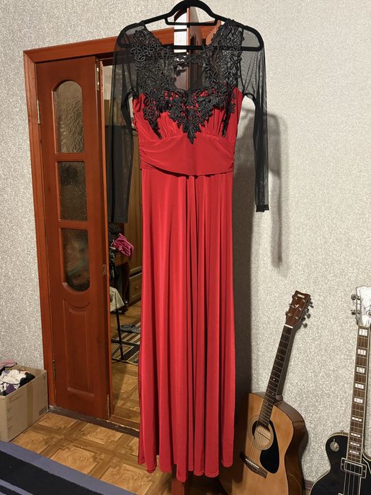 Вечірня сукня довга червона з чорною декоративною вишивкою