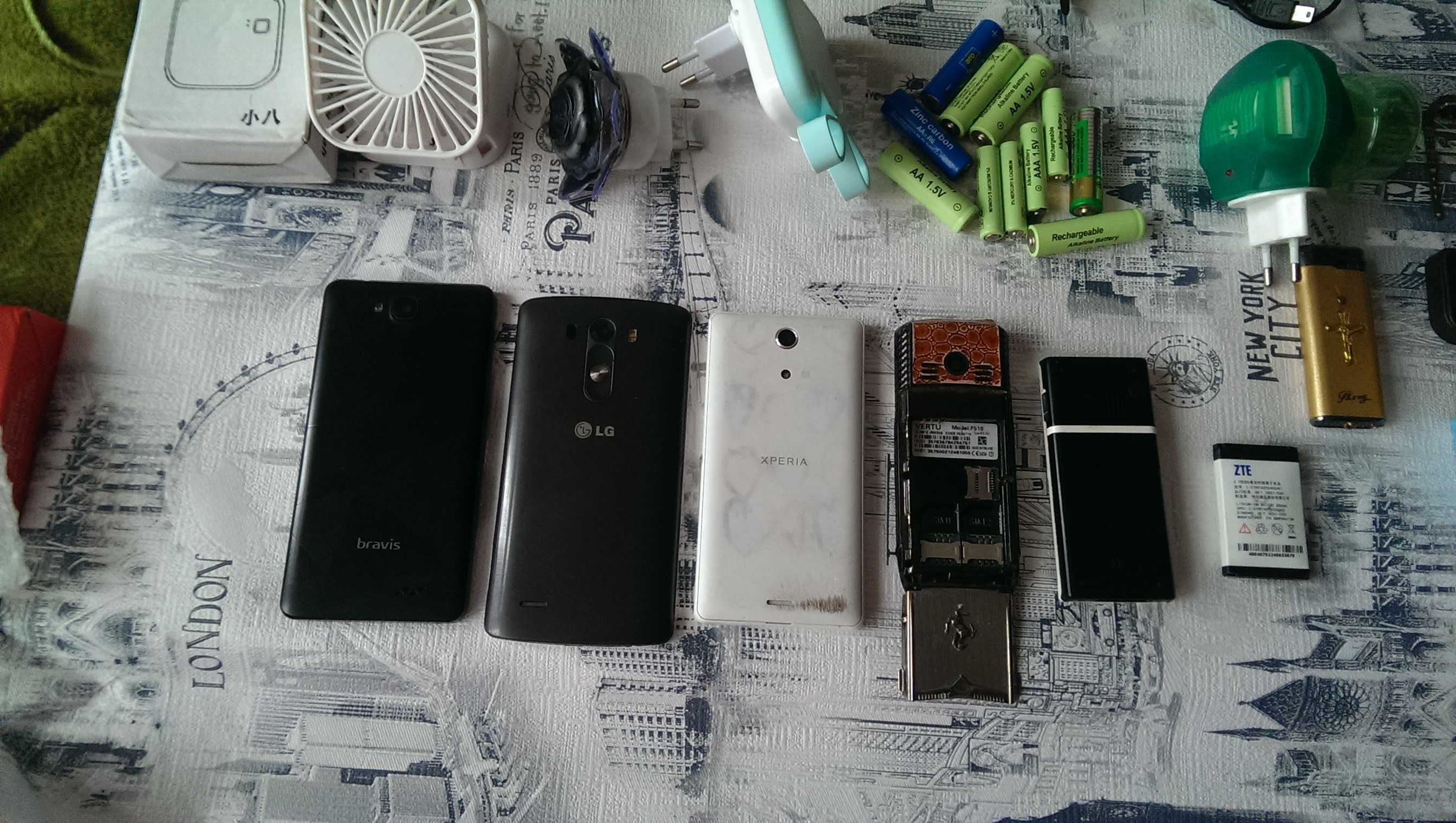Лот рабочих смартфонов и прочей електроники-VERTU, Bravis a503, Sony