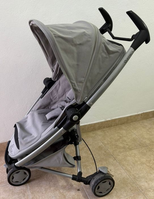 Carrinho de bebé marca Quinny com ovo da bebé Confort