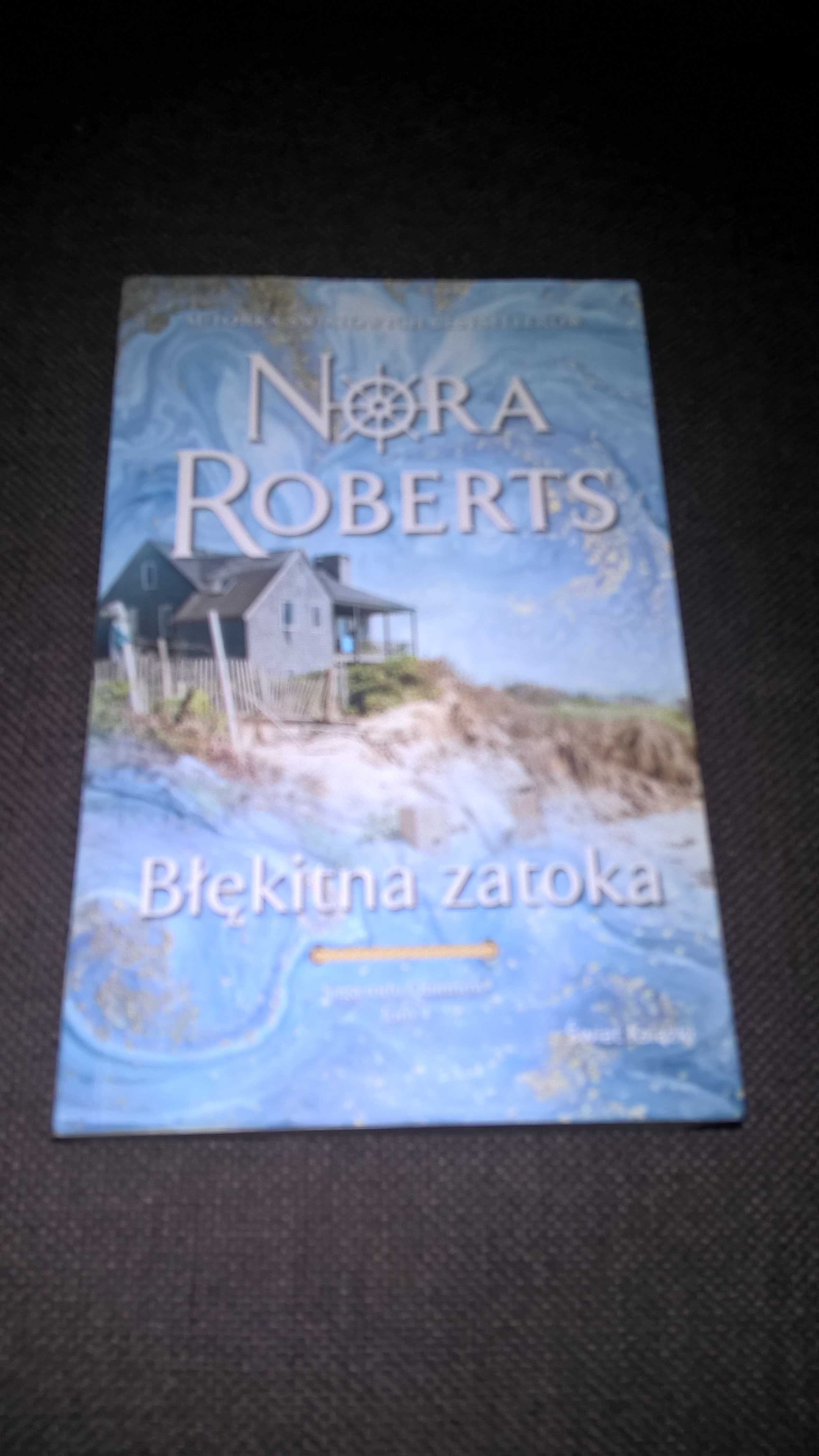 Błękitna zatoka. Saga rodu Quinnów. Tom 4 - Nora Roberts (jak nowa)