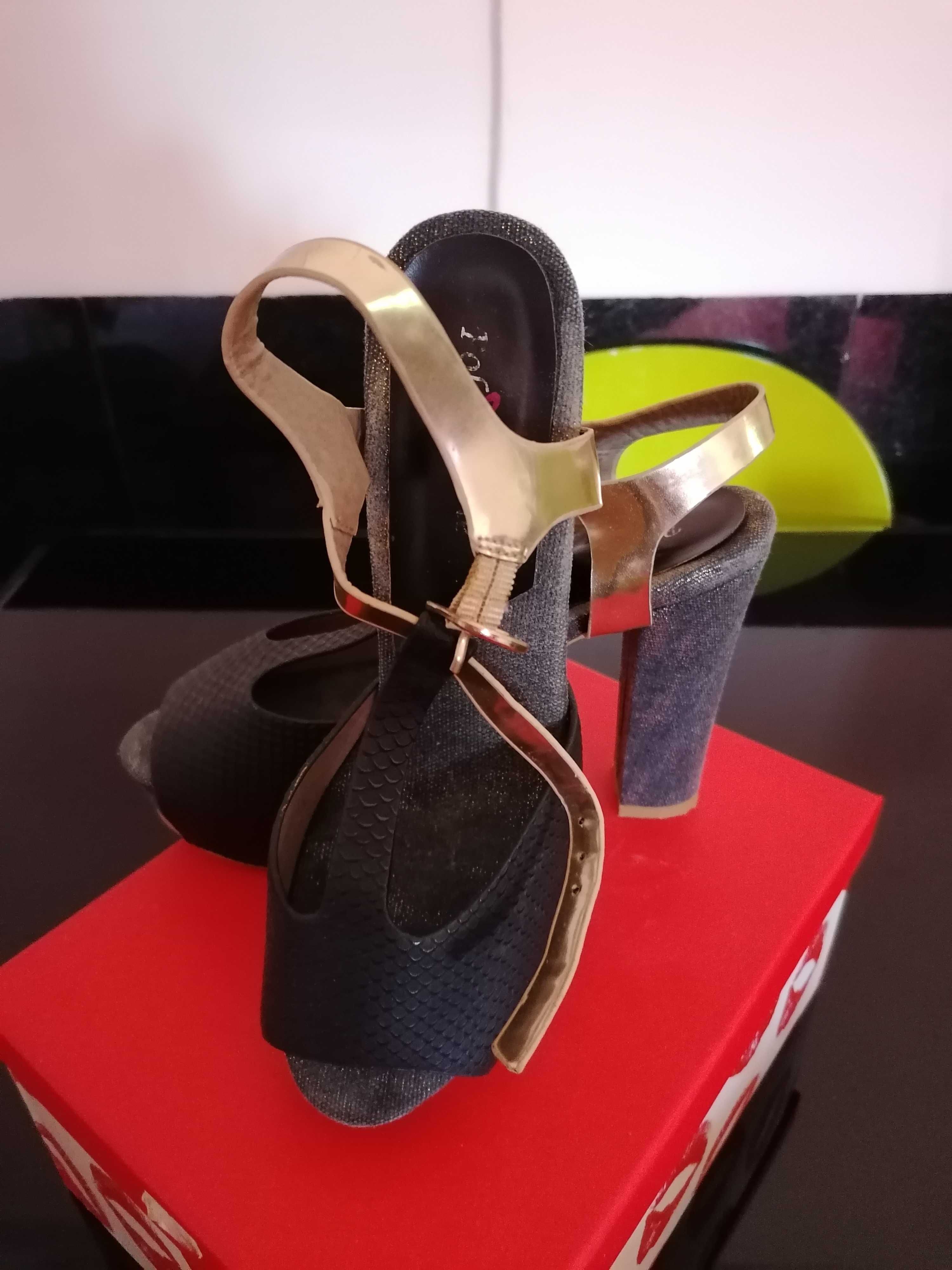 Sapatos altos (usados)