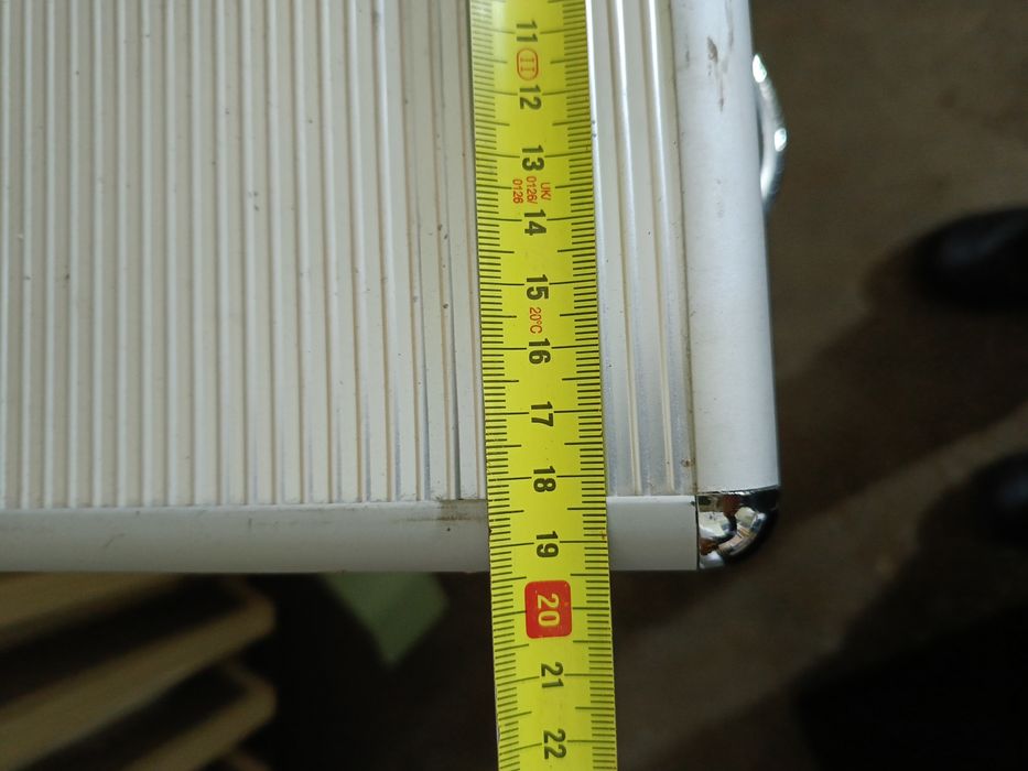 Aluminiowa szafka na płyty CD z systemem wiszących koszulek