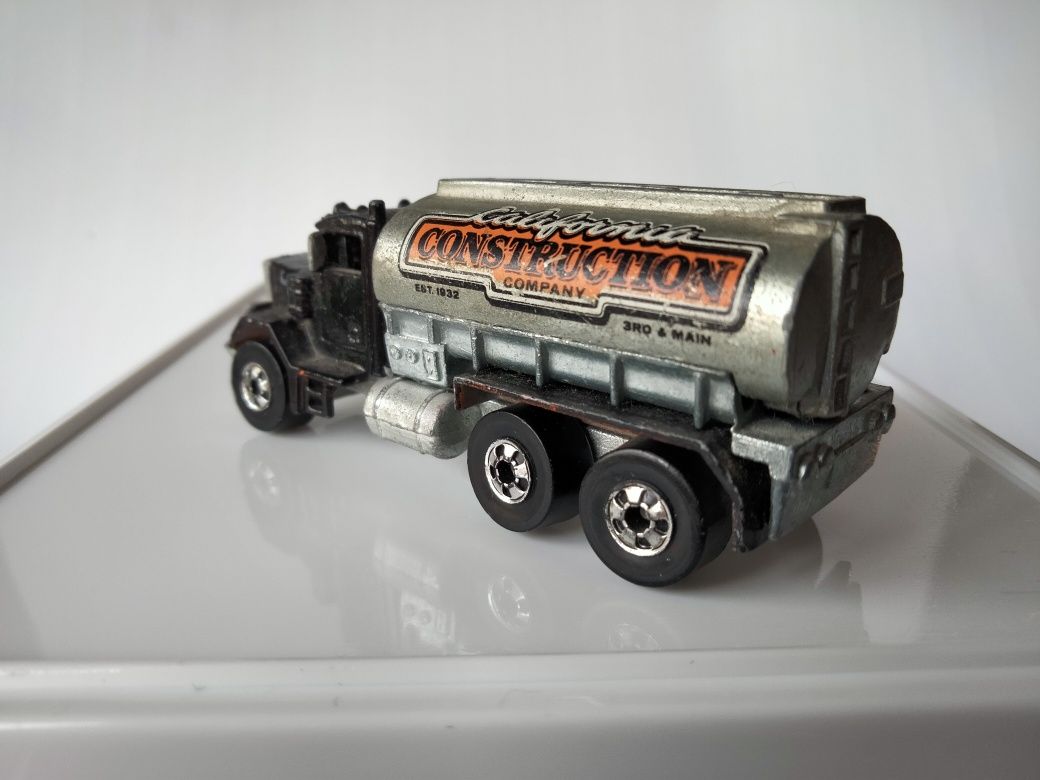 1/64 Peterbilt Tank Truck - 1979 (Hot Wheels)