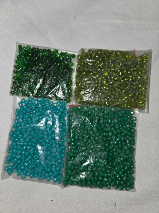 Терміново!!! Набори бісеру в достатній к-ті з варіантами комбінації!